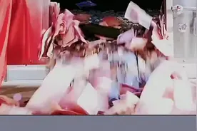 外星人被困地球，为了找回飞船钥匙，竟然开始求神 "