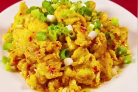 最近网上非常火爆的一道菜，灵魂炒蛋，今天做了一盘，味道好极了