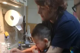 四岁的马克帮妈妈做饭视频封面