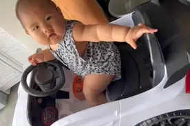 六个月的宝宝，凭着一身肉肉不怕摔😂😂视频封面