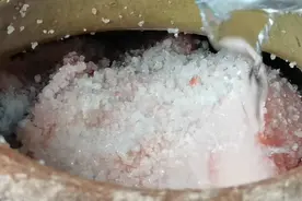 猪肉暴跌，老妈用水浴法做干腌肉，放一年不坏，150块钱腌一大坛视频封面