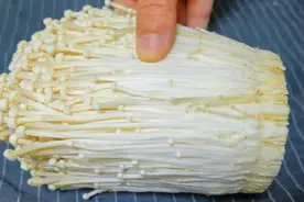 吃了30年的金针菇，原来切都切错了，教你一招，鲜香好吃，不塞牙