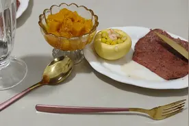 妈妈每天五点起床给女儿做早餐，希望快要小升初的她能考出好成绩视频封面