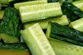 凉拌黄瓜像我这样做，香辣脆爽，1次4根不够吃！