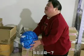 出不去的日子，在室内侄子陪着姑姑运动一下视频封面