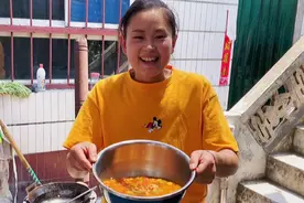河南特色捞面条，番茄鸡蛋卤，配上灵魂蒜汁，吃一碗想两碗，得劲视频封面