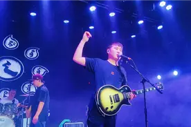 国内著名的蒙族摇滚乐队“九宝乐队”在丽江巡演时被迫中止演出！视频封面