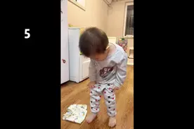 2岁4个月一天尿湿四五条裤子，第一次穿开裆裤，直喊坏了视频封面