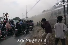印度火车到站只减速不停车，乘客直接跳车，每天都发生摔跤事故视频封面