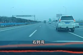 高架导流线没规矩？这两辆车压着导流线硬挤到正常车道！罚款扣分