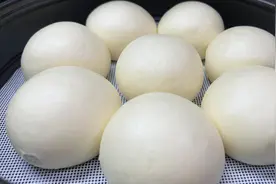 秋天蒸馒头提前发面大错，馒头店老板教我秘诀，松软白皙不回缩视频封面