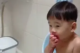 我家的淘气包坐在卫生间吃火龙果，这满脸造的，像个案发现场视频封面