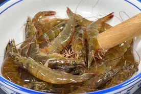 白灼虾，不要直接用水煮，海边人用了30年的方法，虾肉鲜嫩清香