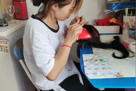 我老婆干手工活半个月了挣了四百多还能干吗大家评论一下给个建议