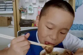 自制家常版酱香蔬菜排骨面，宝贝的最爱，营养健康又美味。