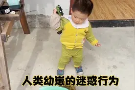 21月宝宝的迷惑行为太逗了，喜欢听车轮转的声音，有同款小孩吗视频封面