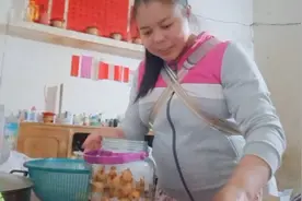 枇杷果这样做可以治咳嗽 ，丽姐爬树摘果，大人 小孩都可以 喝视频封面