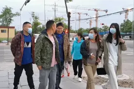 姑姑姑父得知笑笑生病前来看望，小会请客下馆子，一家人热闹热闹视频封面