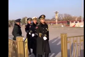 老外拍摄中国军人走路，被飒爽英姿的迷到了视频封面