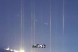 日本夜空现神秘光柱！！日本网民惊呼：解放军无人机来袭😂😂😂视频封面