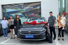 公公订的新车到了，小菲阿娇一大家去提新车，公公终于实现梦想了视频封面