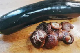 茄子和香菇最好吃的做法，方法告诉你，鲜香浓郁，吃米饭是真过瘾