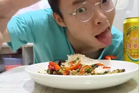 茄子用盐腌制过后要用清水清洗 ，那一段不小心被我剪掉了哎！