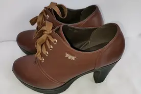 鞋子买小了挤脚怎么办？鞋店老板教我这个小妙招，鞋子马上变…视频封面