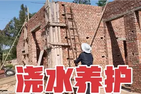 农村自建楼房，10根柱子40根钢筋混泥土凝固，浇水养护要多少天？