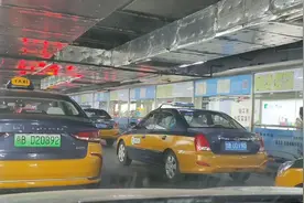 北京南站出租车排队师傅拉乘客出站又倒回来了，原来是这样视频封面