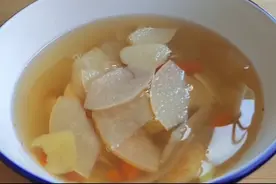 教你《生姜炖冰糖雪梨的做法》润肺止咳做法简单.长期吃强身健体