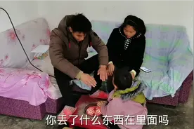 四川大凉山天气突然降温，小伙一家人在家烧火烤，这天气真受不了视频封面