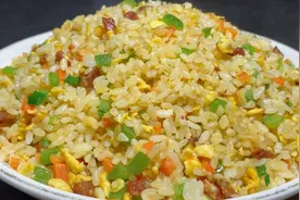 厨师长教你香肠鸡蛋炒饭的家常做法，步骤详细，干香不腻粒粒分明