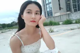 大哥哥和前女友一直联系，还送她那么贵的礼物，还说这样做不过分视频封面