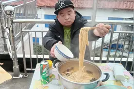 虎年的正月初八，剩的火锅汤煮一把挂壁面，放两个荷包蛋，吃爽了视频封面