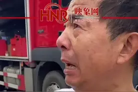 破防！郑州大叔捧鸡蛋哭着跪谢消防员：排涝一夜没睡，是救郑州的亲人图片
