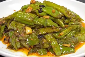 大厨教你虎皮青椒的正确做法，香辣过瘾，好吃不油腻下酒又下饭