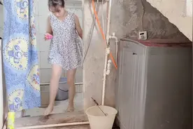 打工妹准备外出打工，最后一天帮家里打扫卫生，珍惜陪父母的时光视频封面