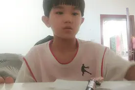 今天我拍老师这个视频就是让你们高兴哟，小贺知家伙竟然逃课了。视频封面