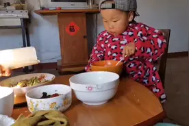断奶后宝宝胃口好极了，不用别人喂，自己吃饭，喷香！视频封面