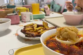 四川人在东莞，买了正当季的菠萝．还买了云吞做成了红油抄手。视频封面