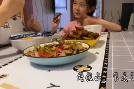 全职宝妈带娃下班后的晚饭时间，忙碌一小时，吃饭五分钟视频封面