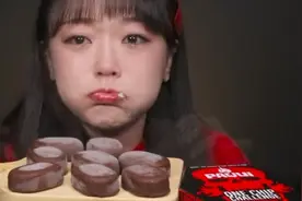 韩国女主播计时挑战吃魔鬼辣薯片被辣的直哭，吃点巧克力才缓解视频封面