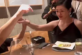 周杰伦也太真实了！晒出的照片中，大S不仅身材臃肿，而且脸也垮视频封面