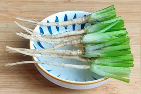 夜里总是翻来覆去不踏实，原来用几根香菜根就搞定，省钱又实用视频封面