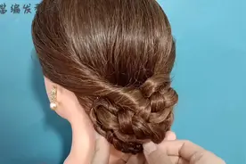 长发还能这样扎，俩个三股辫子就能扎好，扎完太意外了发型很气质
