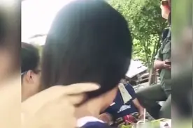 小伙撩动妹子的秀发视频封面