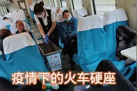 绿皮火车硬座的盒饭早餐，今非昔比，看看价格和质量，你惊讶吗