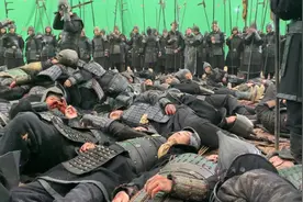 当群众演员的一天，穿上40斤大盔甲，一天拍20个小时，能赚多少钱视频封面