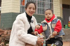 家里房子要拆了，小妹儿出去找出租房，看了两套不是很理想视频封面